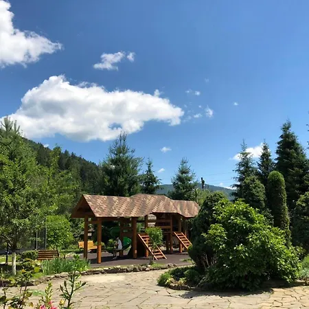 Inn Smerekovyi Dvir Zhdeniievo
